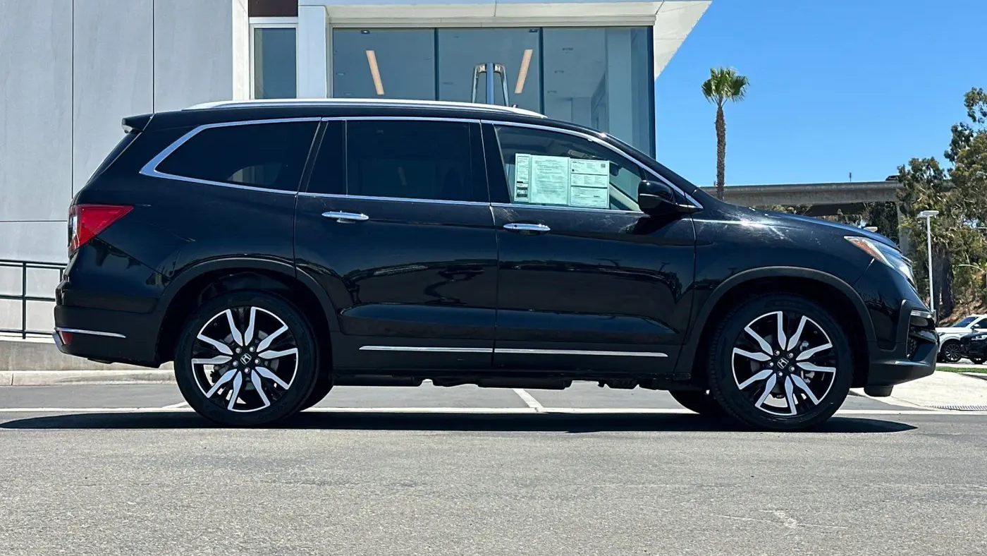 2022 Honda Pilot Touring w/Rear Captain's Chairs