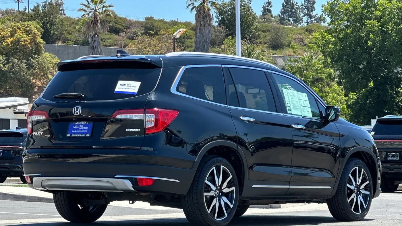 2022 Honda Pilot Touring w/Rear Captain's Chairs