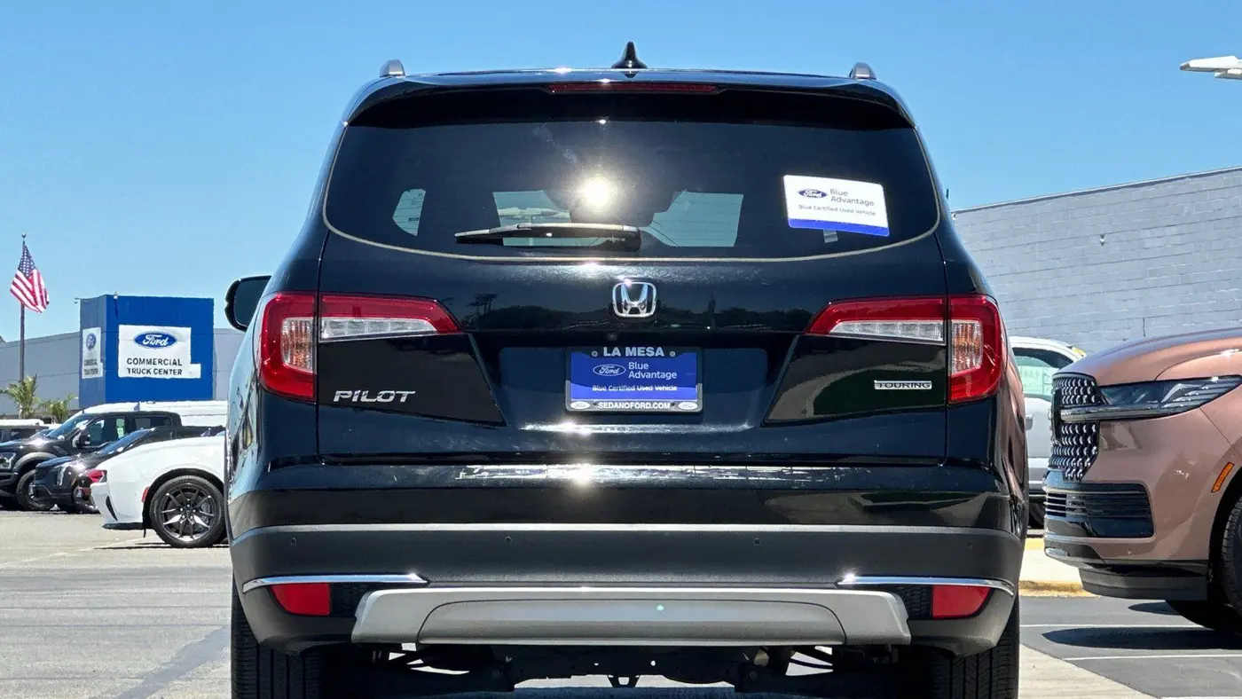 2022 Honda Pilot Touring w/Rear Captain's Chairs