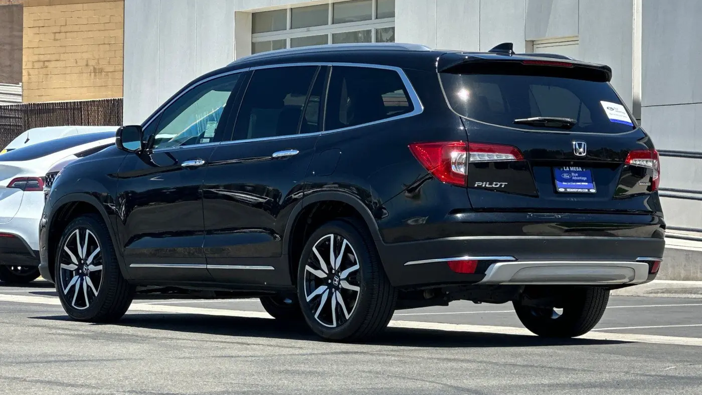 2022 Honda Pilot Touring w/Rear Captain's Chairs
