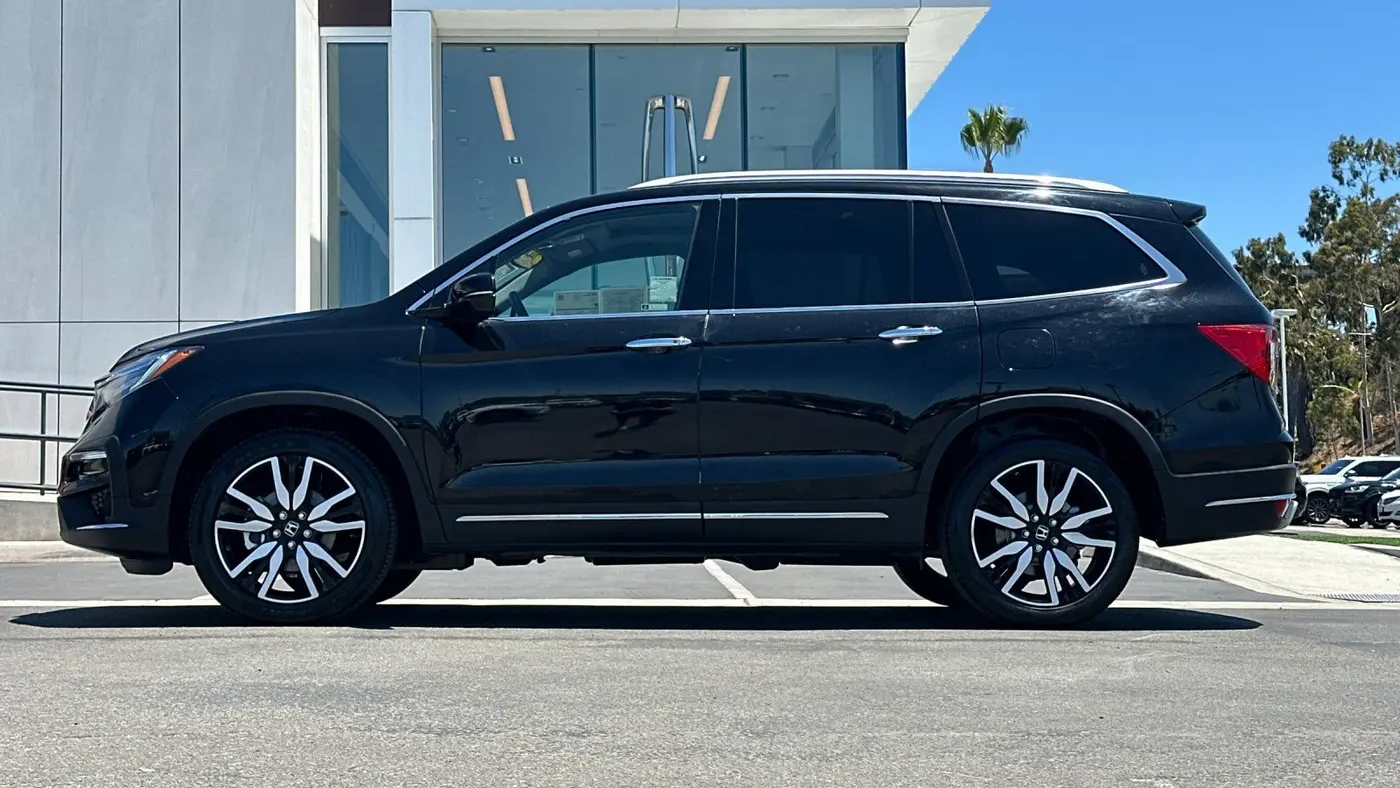 2022 Honda Pilot Touring w/Rear Captain's Chairs