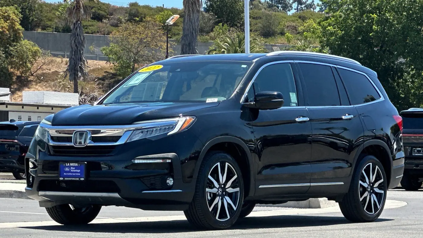 2022 Honda Pilot Touring w/Rear Captain's Chairs
