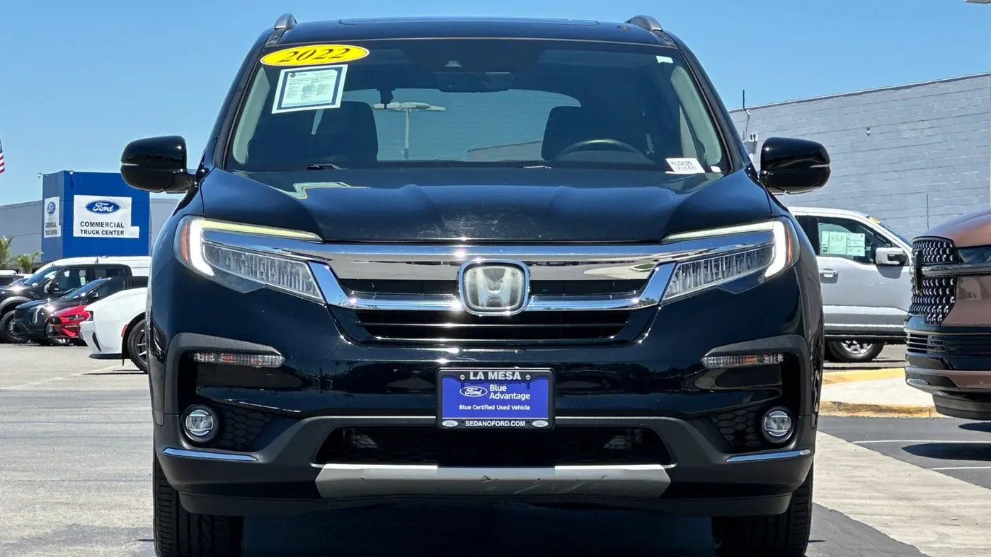 2022 Honda Pilot Touring w/Rear Captain's Chairs