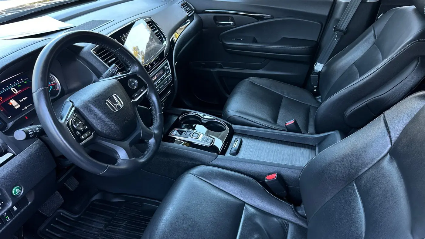 2022 Honda Pilot Touring w/Rear Captain's Chairs