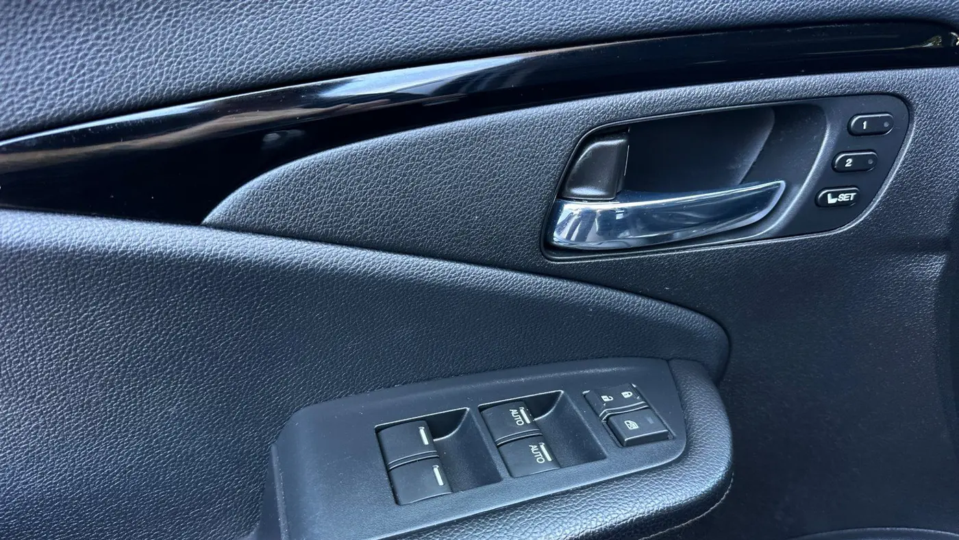 2022 Honda Pilot Touring w/Rear Captain's Chairs