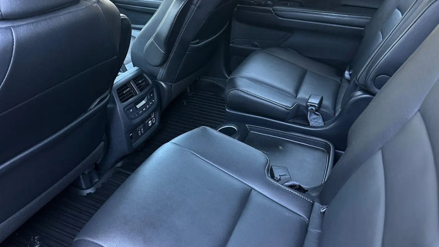 2022 Honda Pilot Touring w/Rear Captain's Chairs