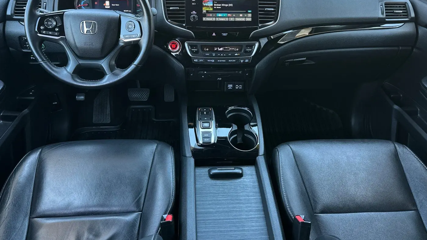 2022 Honda Pilot Touring w/Rear Captain's Chairs