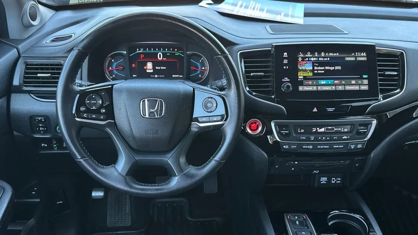 2022 Honda Pilot Touring w/Rear Captain's Chairs