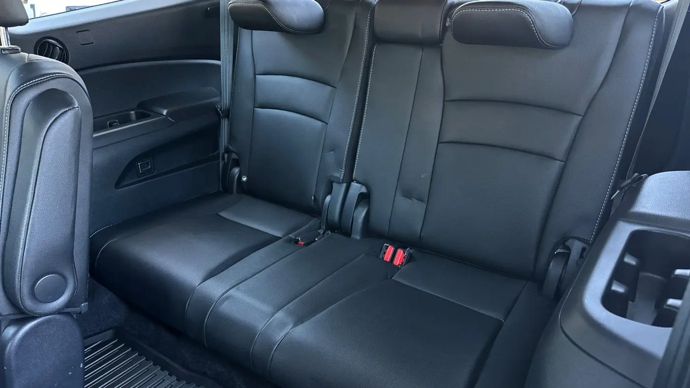 2022 Honda Pilot Touring w/Rear Captain's Chairs