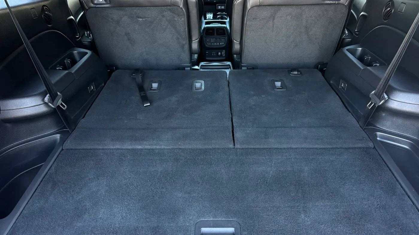 2022 Honda Pilot Touring w/Rear Captain's Chairs