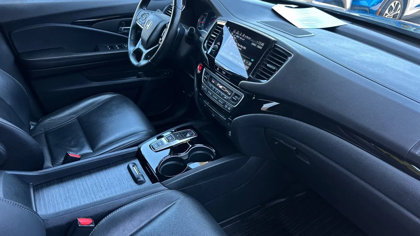 2022 Honda Pilot Touring w/Rear Captain's Chairs