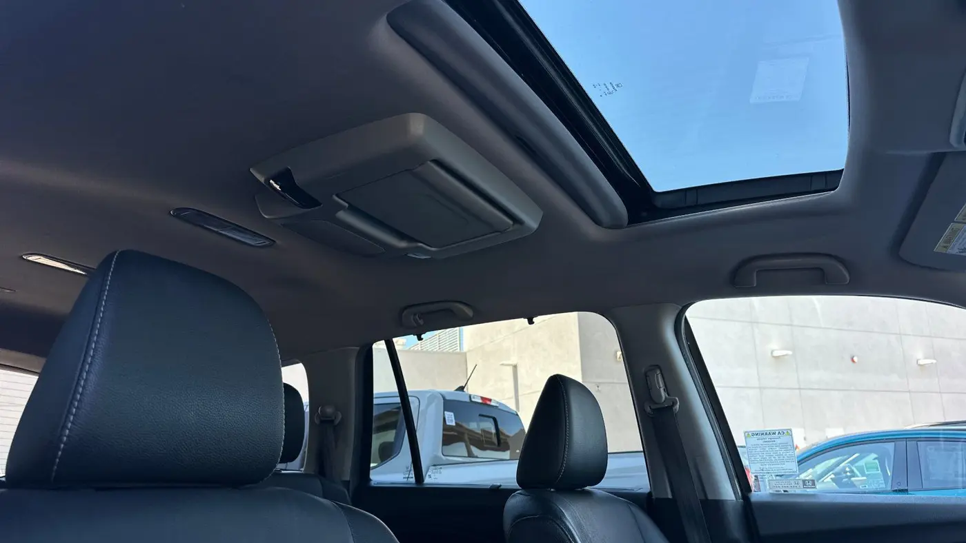 2022 Honda Pilot Touring w/Rear Captain's Chairs