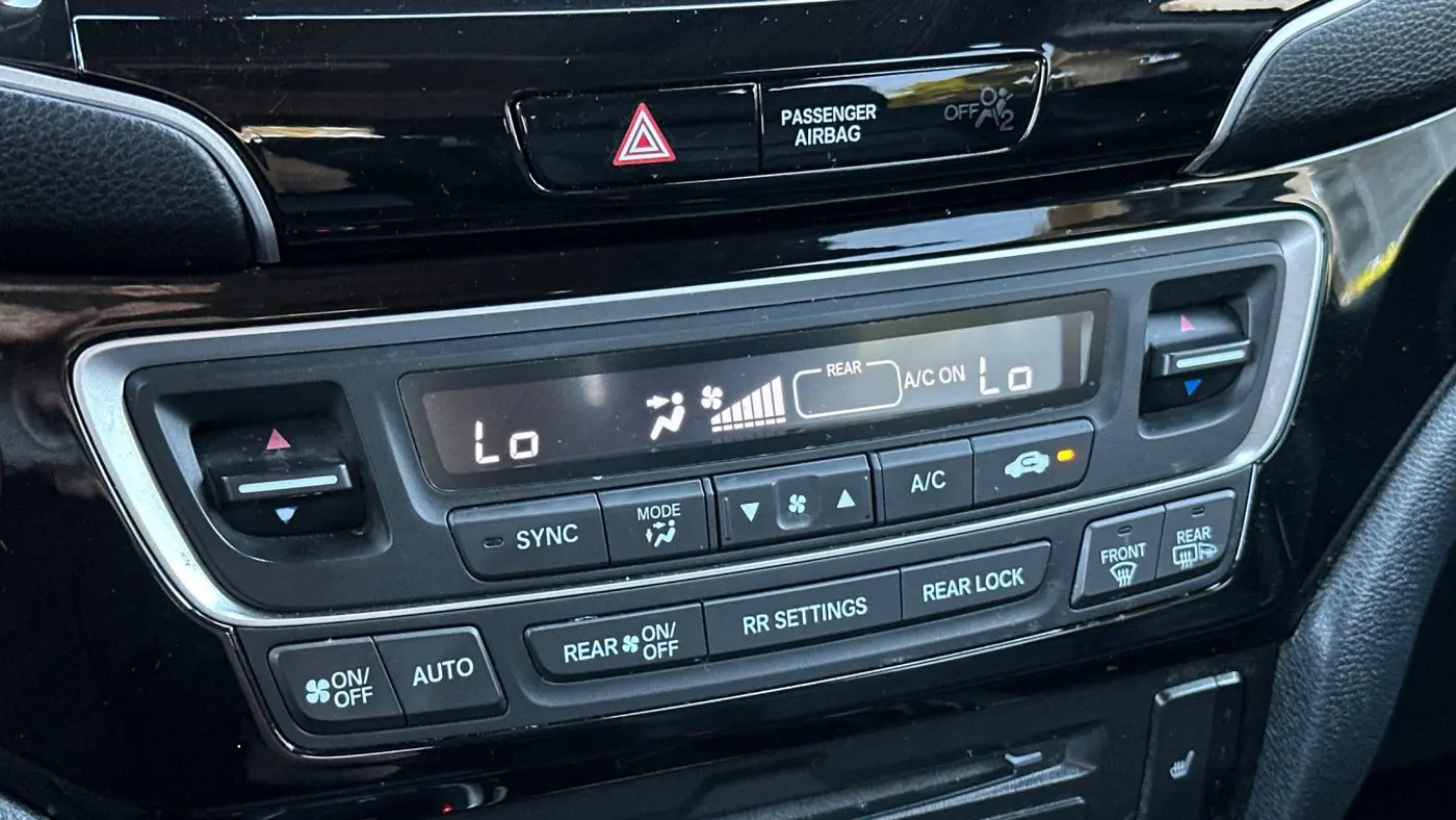 2022 Honda Pilot Touring w/Rear Captain's Chairs