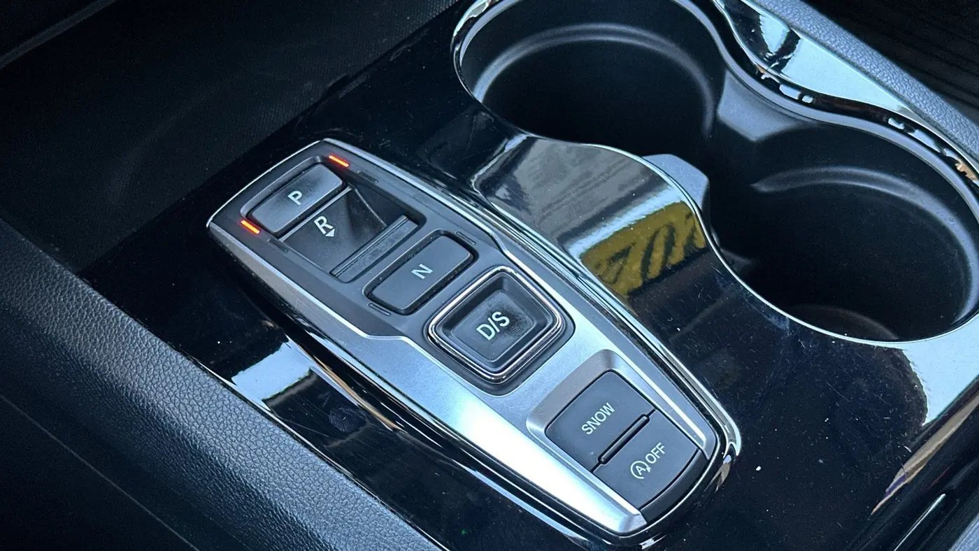 2022 Honda Pilot Touring w/Rear Captain's Chairs