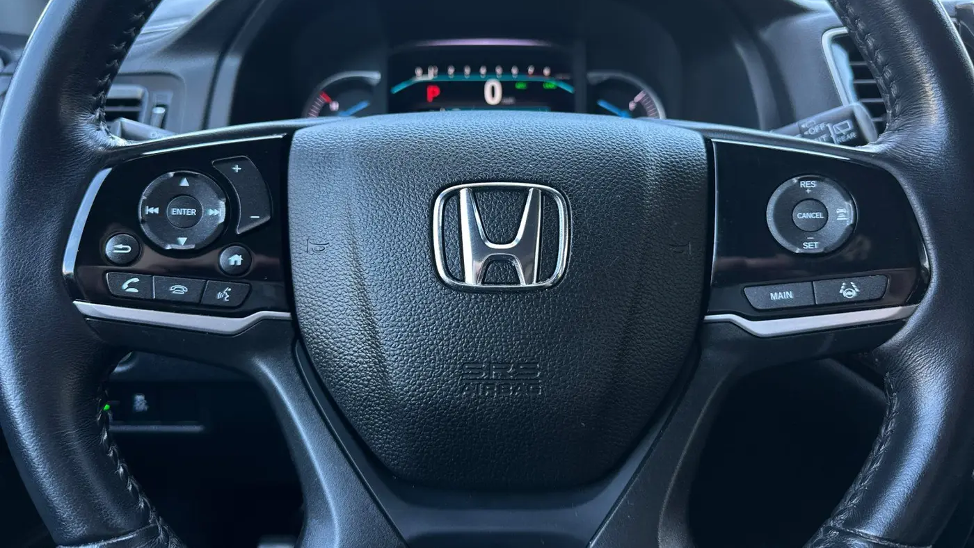2022 Honda Pilot Touring w/Rear Captain's Chairs