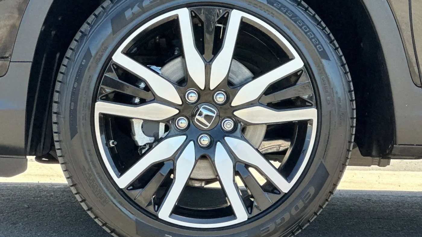 2022 Honda Pilot Touring w/Rear Captain's Chairs