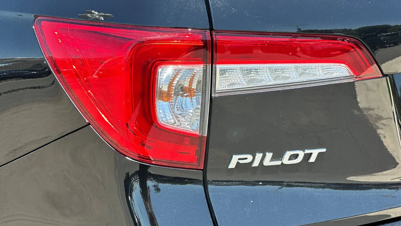 2022 Honda Pilot Touring w/Rear Captain's Chairs