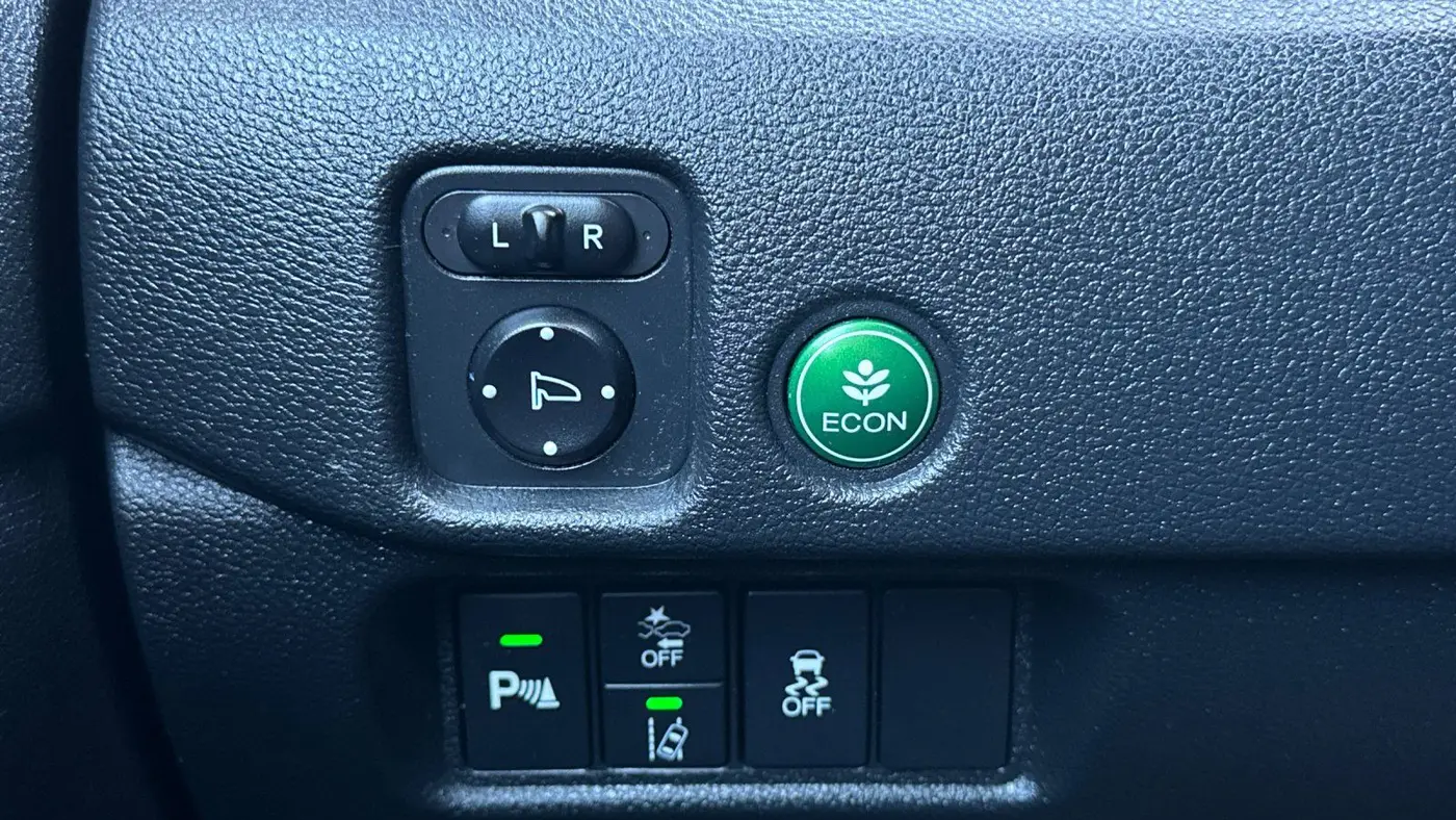 2022 Honda Pilot Touring w/Rear Captain's Chairs