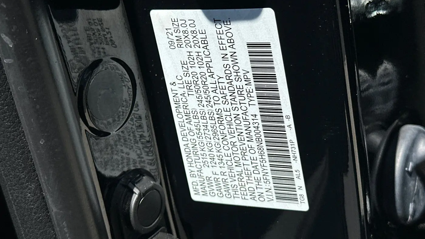 2022 Honda Pilot Touring w/Rear Captain's Chairs