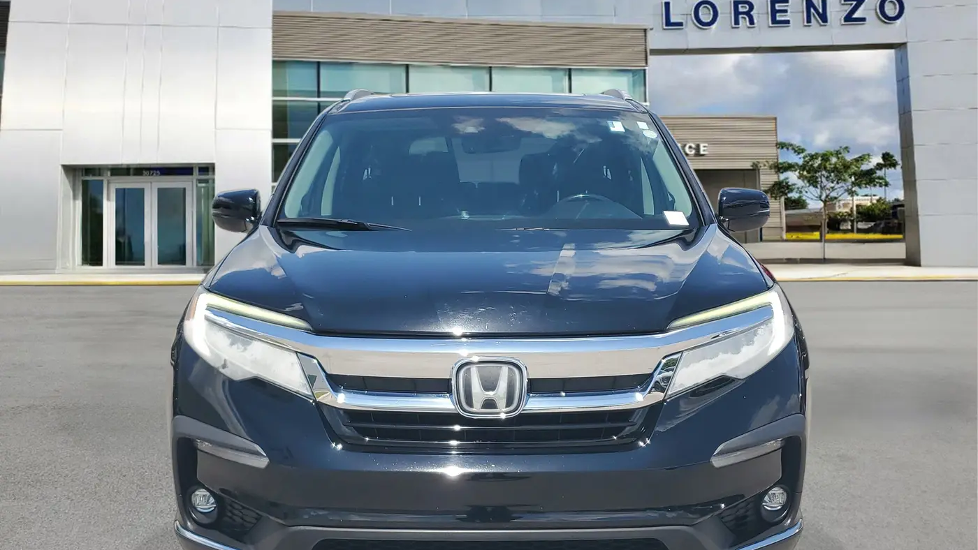 2022 Honda Pilot Touring w/Rear Captain's Chairs