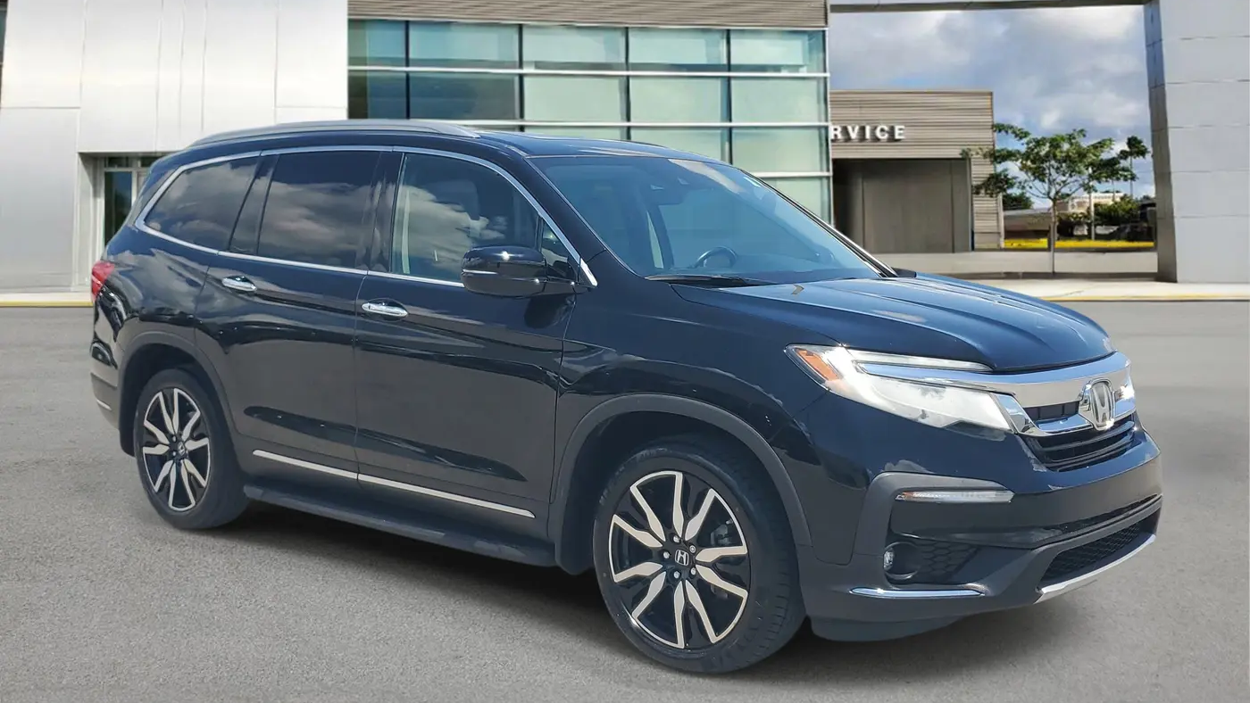 2022 Honda Pilot Touring w/Rear Captain's Chairs