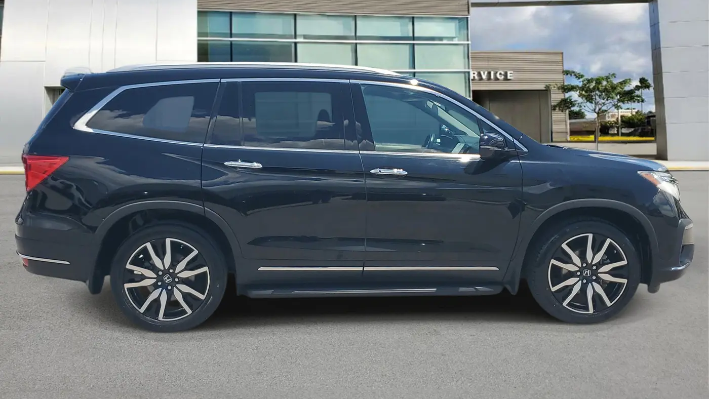 2022 Honda Pilot Touring w/Rear Captain's Chairs
