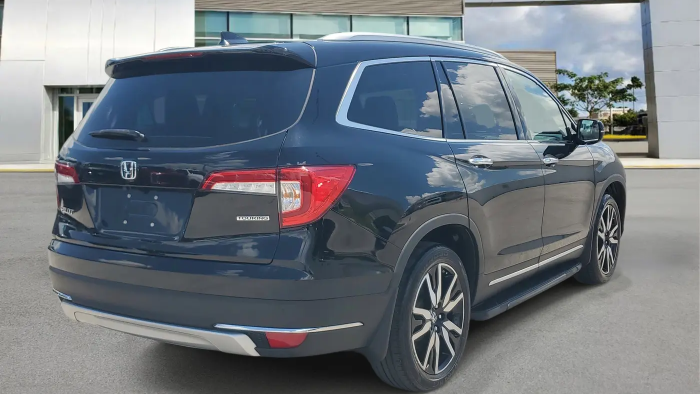 2022 Honda Pilot Touring w/Rear Captain's Chairs