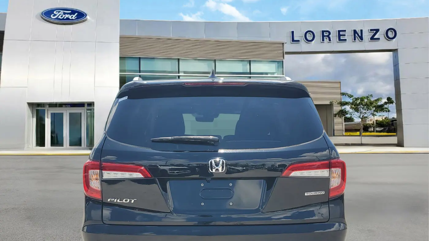 2022 Honda Pilot Touring w/Rear Captain's Chairs