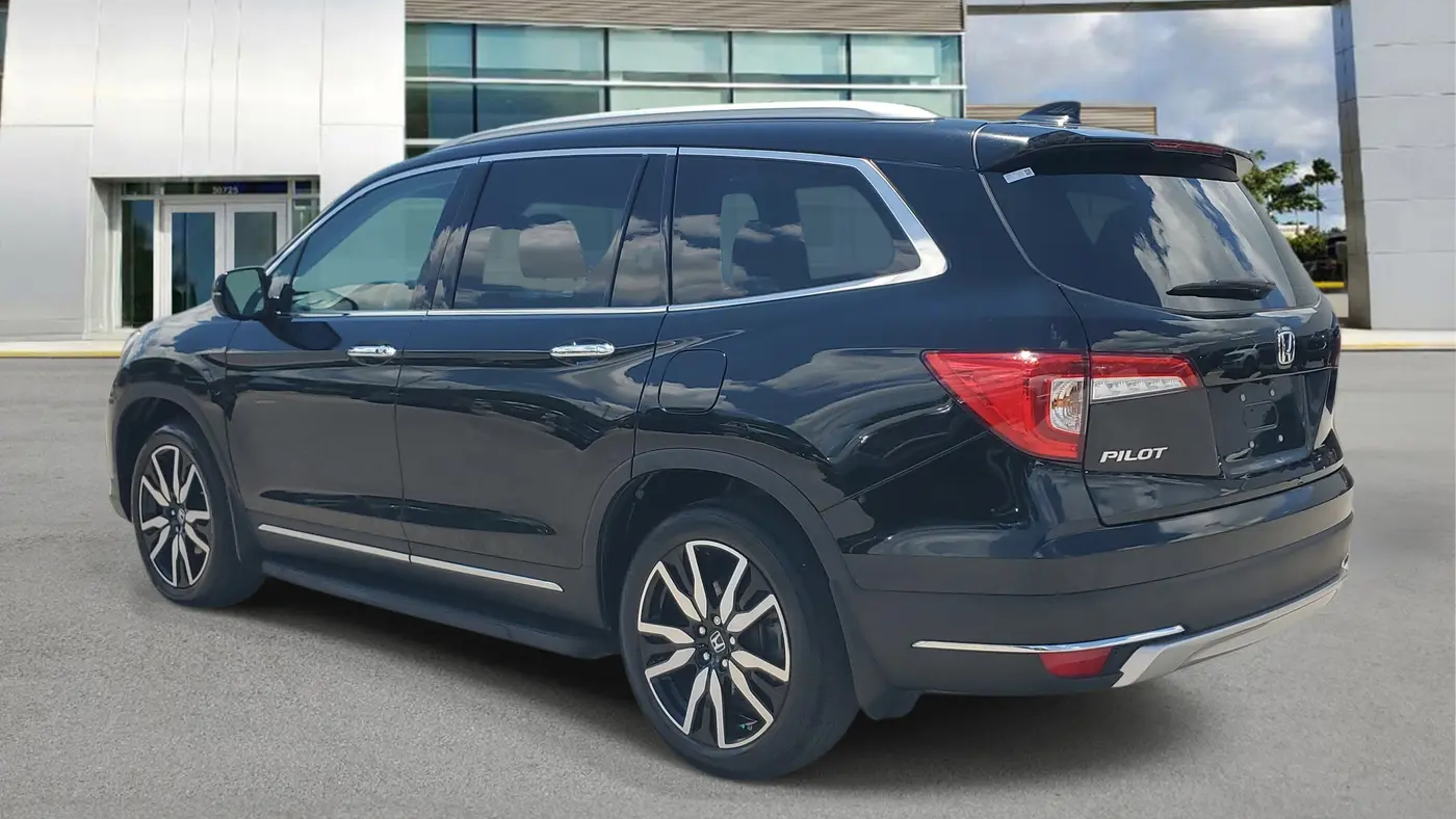 2022 Honda Pilot Touring w/Rear Captain's Chairs