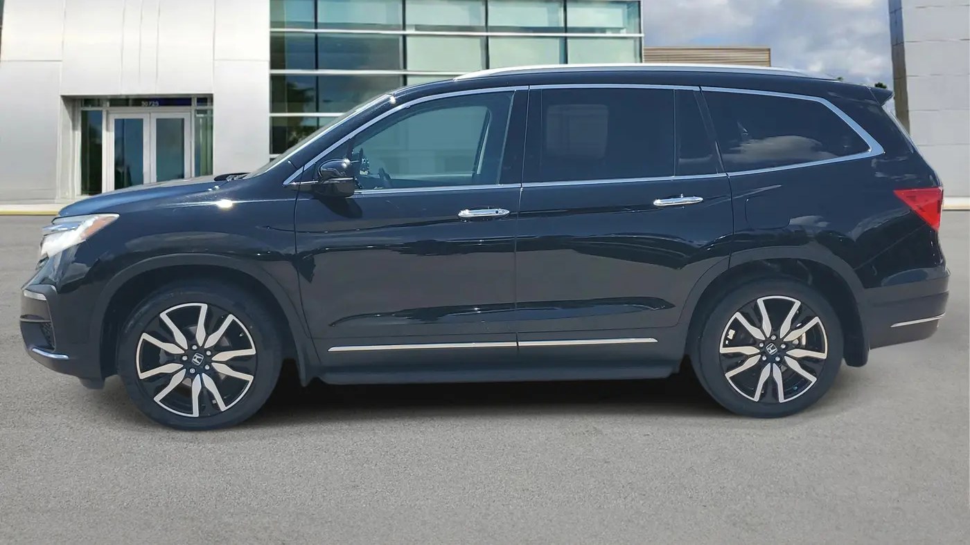 2022 Honda Pilot Touring w/Rear Captain's Chairs