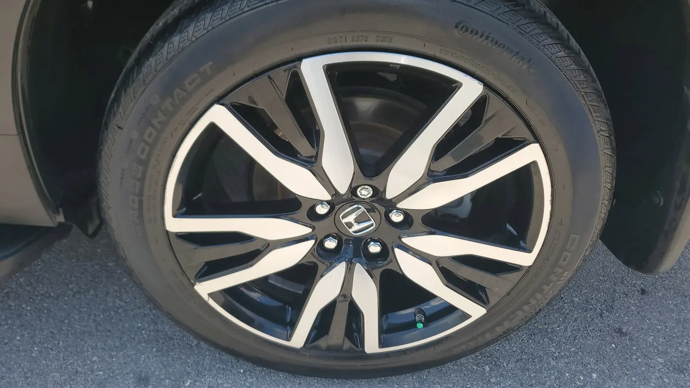 2022 Honda Pilot Touring w/Rear Captain's Chairs