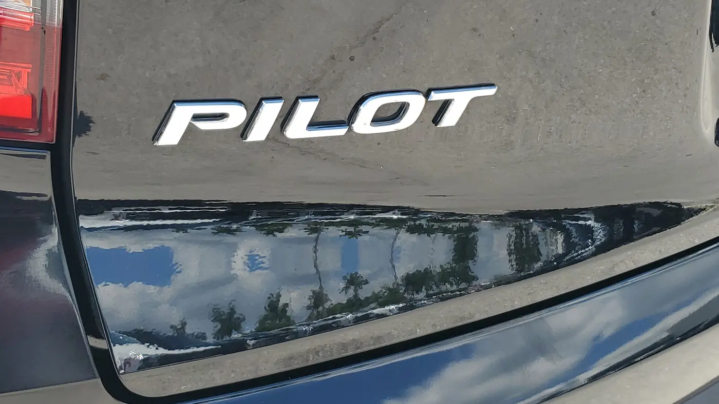 2022 Honda Pilot Touring w/Rear Captain's Chairs