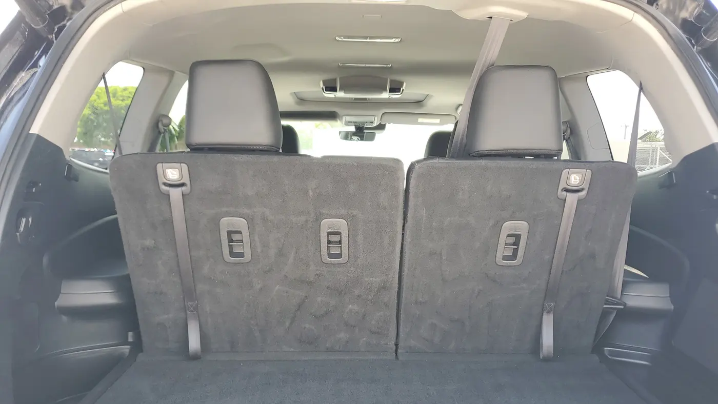 2022 Honda Pilot Touring w/Rear Captain's Chairs