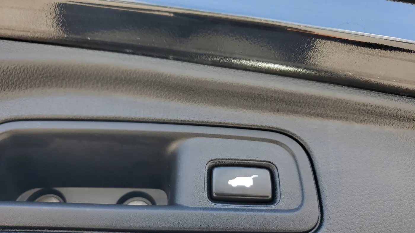 2022 Honda Pilot Touring w/Rear Captain's Chairs