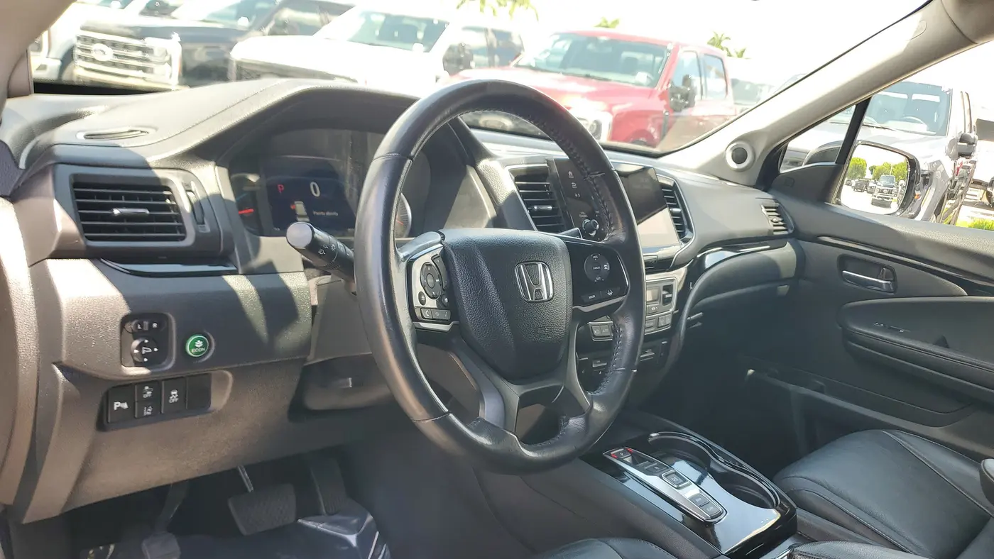 2022 Honda Pilot Touring w/Rear Captain's Chairs