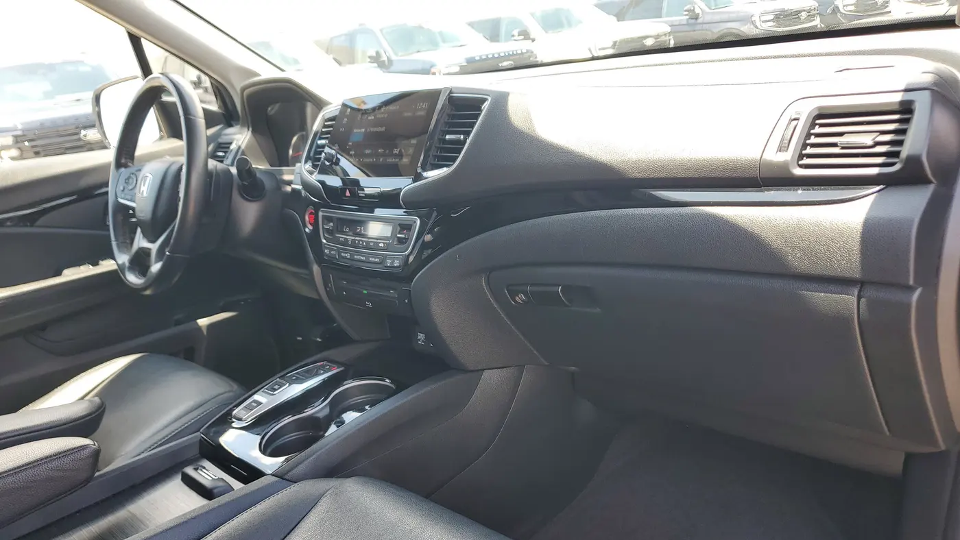 2022 Honda Pilot Touring w/Rear Captain's Chairs