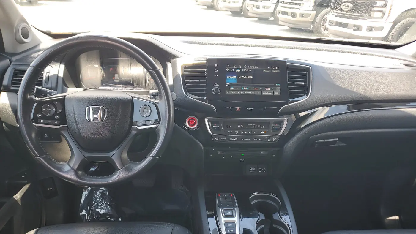 2022 Honda Pilot Touring w/Rear Captain's Chairs