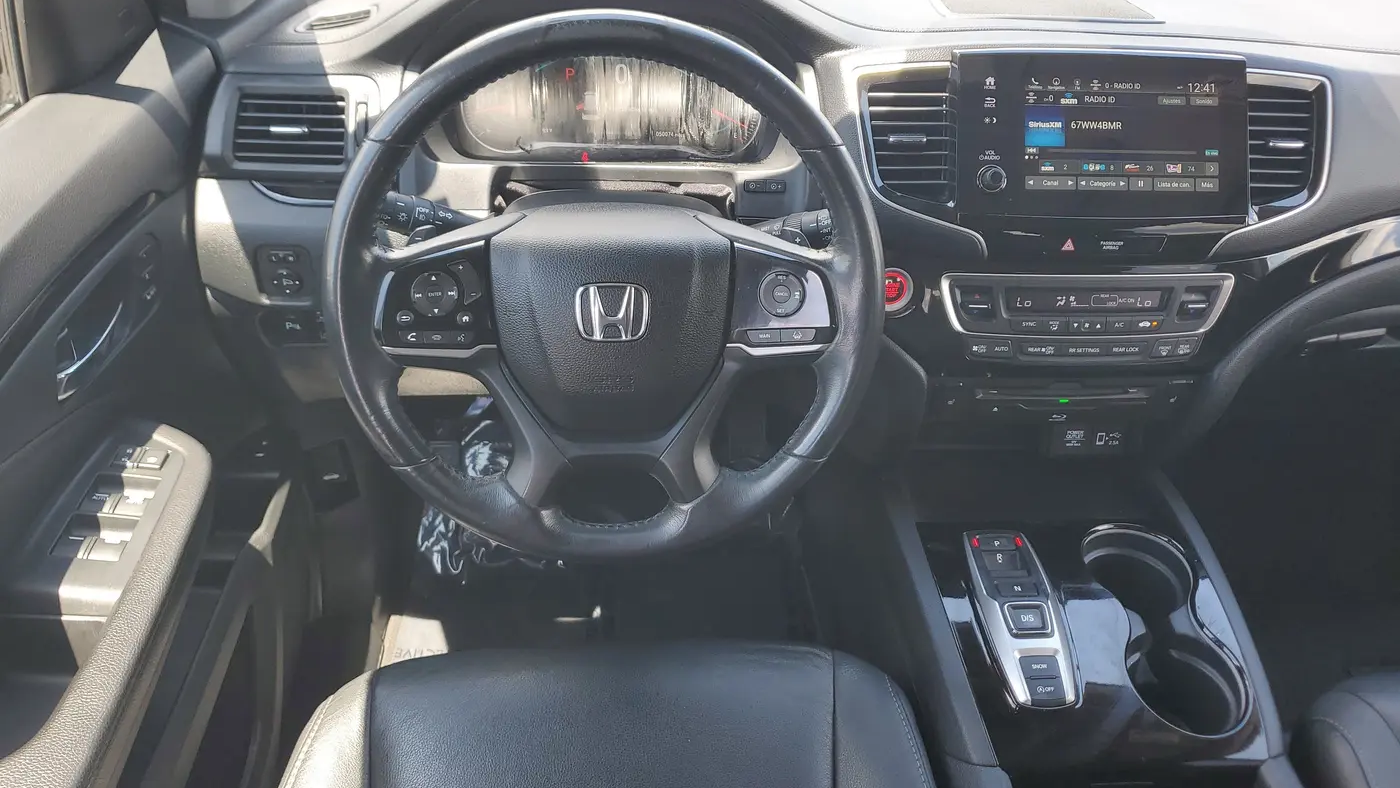 2022 Honda Pilot Touring w/Rear Captain's Chairs