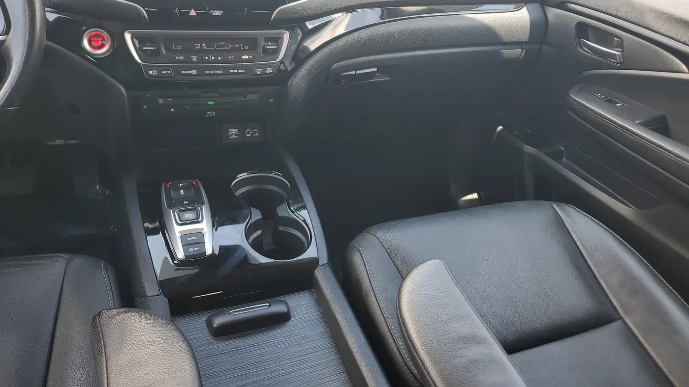 2022 Honda Pilot Touring w/Rear Captain's Chairs