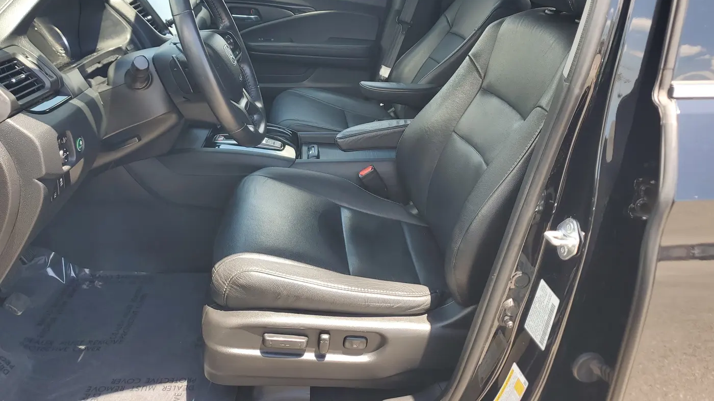 2022 Honda Pilot Touring w/Rear Captain's Chairs