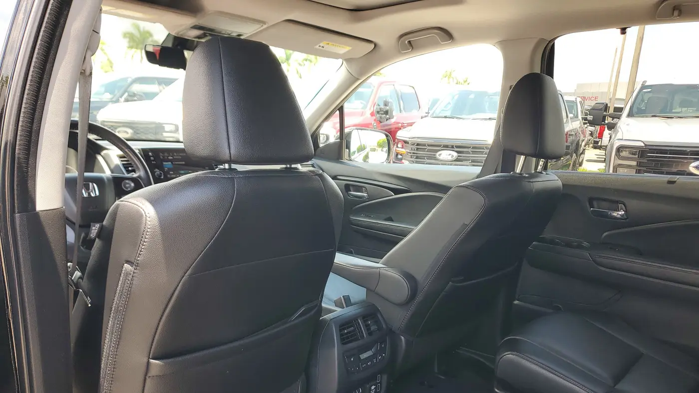 2022 Honda Pilot Touring w/Rear Captain's Chairs