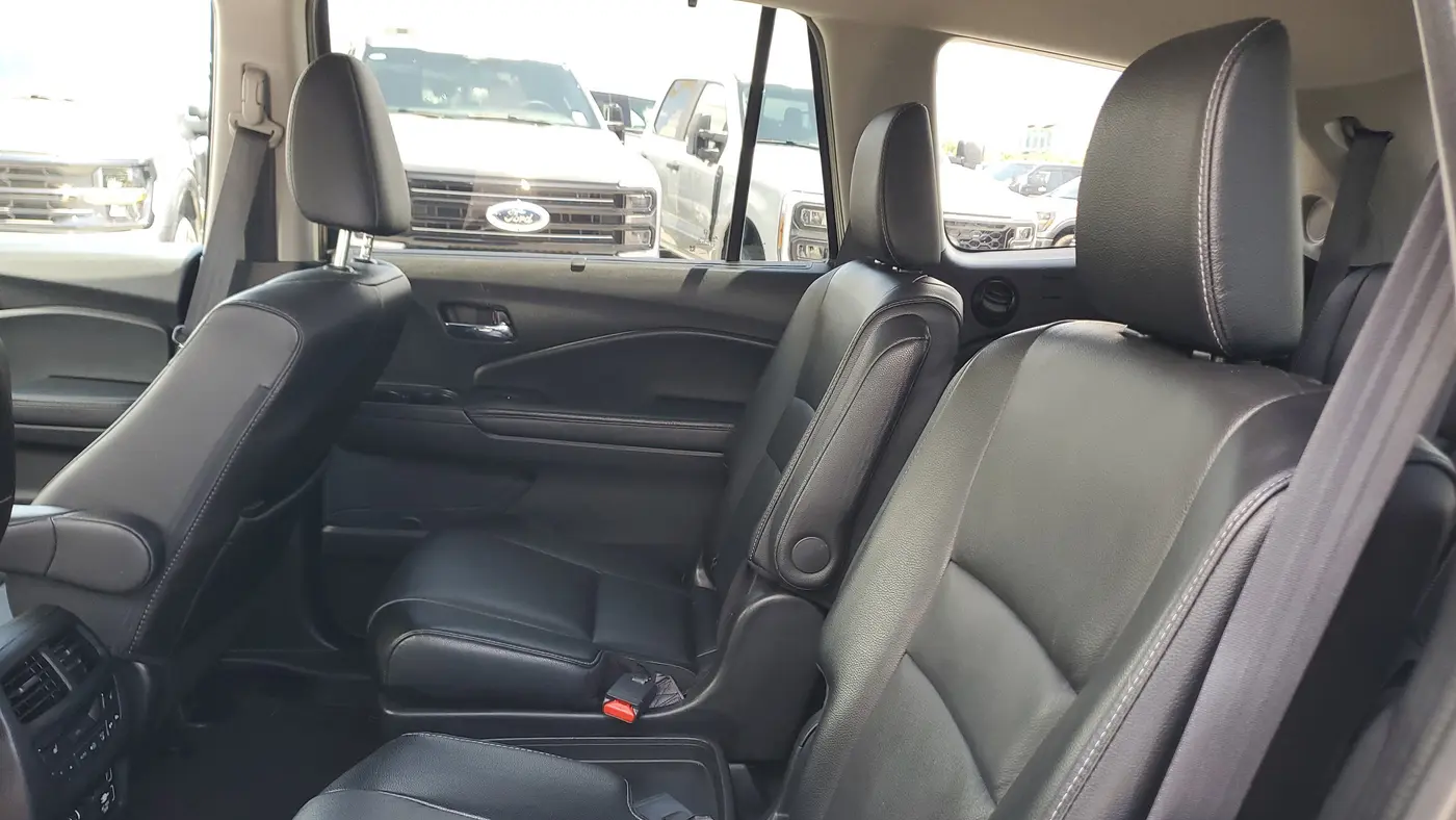 2022 Honda Pilot Touring w/Rear Captain's Chairs