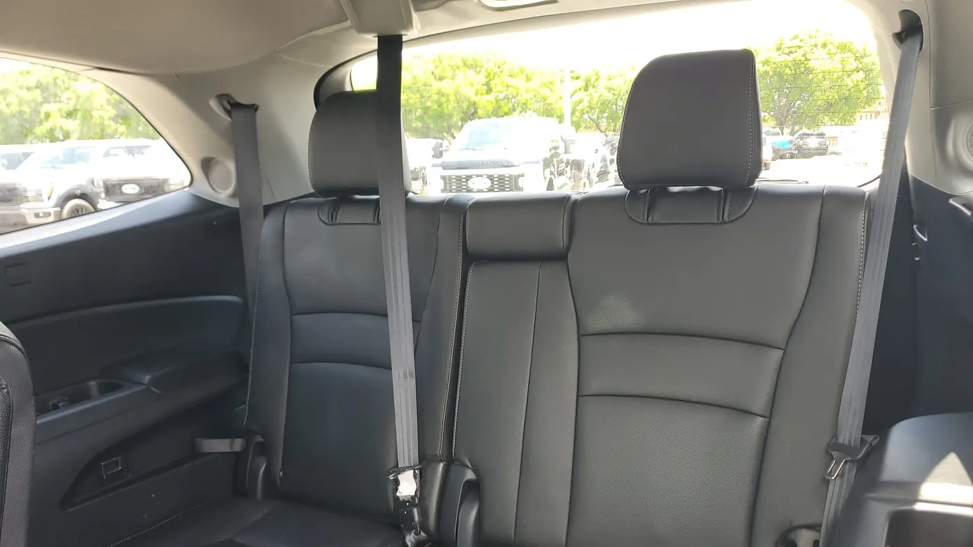 2022 Honda Pilot Touring w/Rear Captain's Chairs