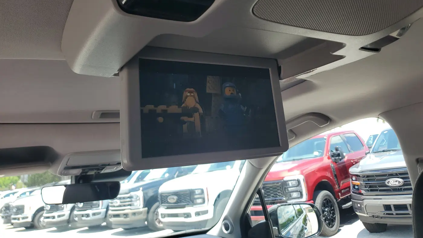 2022 Honda Pilot Touring w/Rear Captain's Chairs