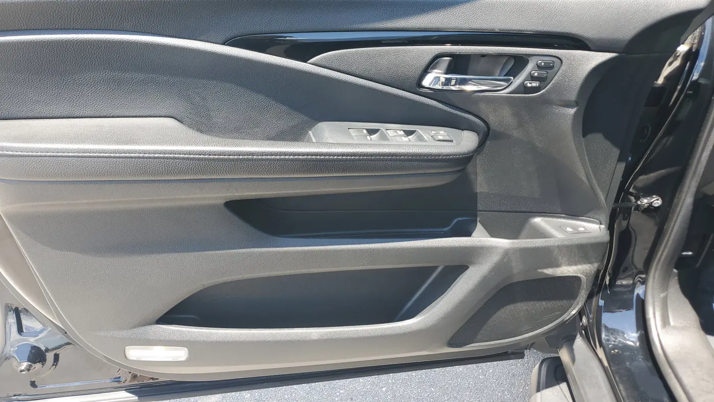 2022 Honda Pilot Touring w/Rear Captain's Chairs