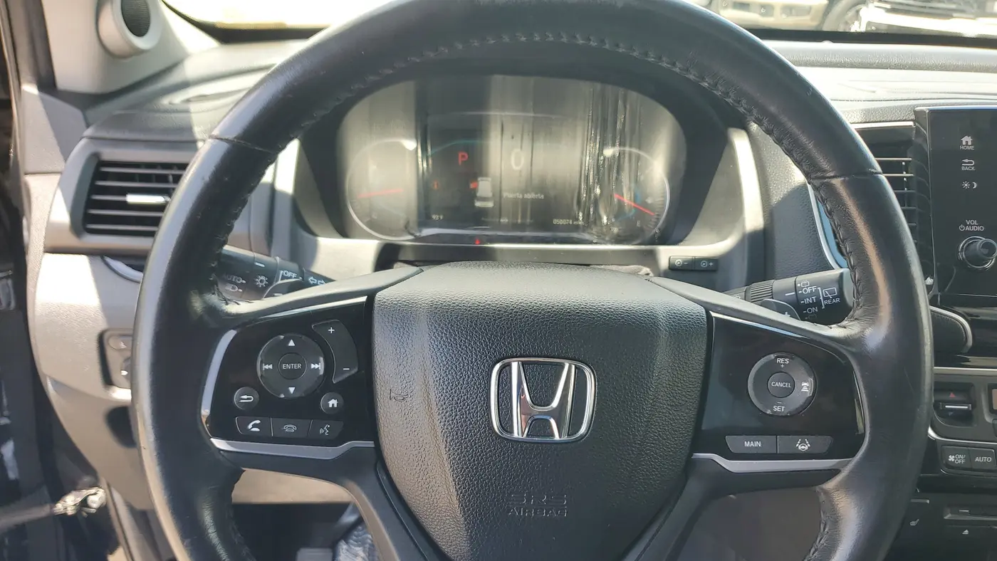 2022 Honda Pilot Touring w/Rear Captain's Chairs