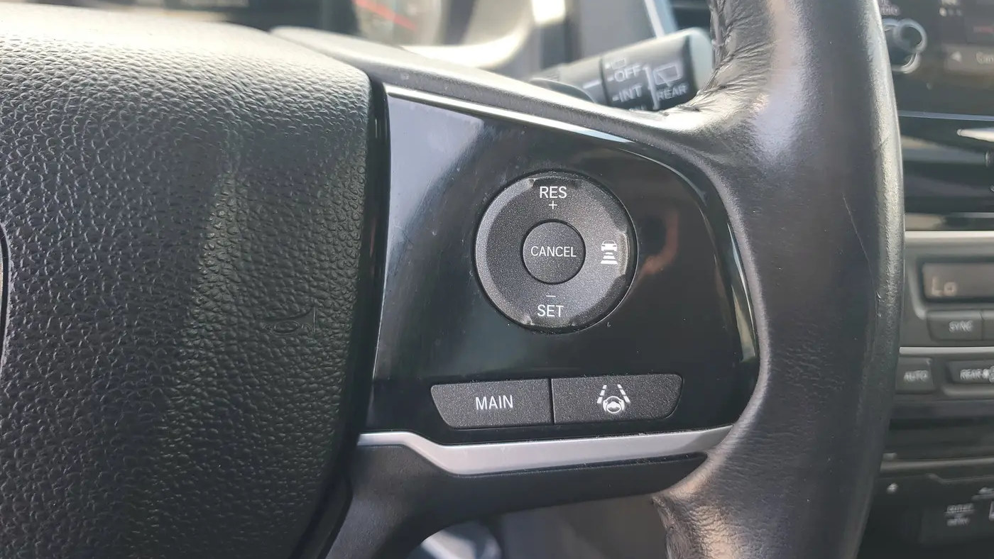 2022 Honda Pilot Touring w/Rear Captain's Chairs