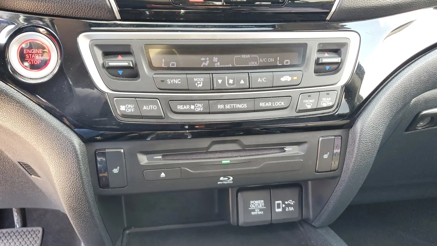 2022 Honda Pilot Touring w/Rear Captain's Chairs