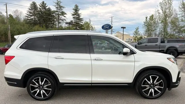2019 Honda Pilot Touring w/Rear Captain's Chairs