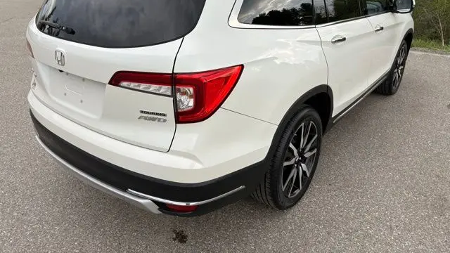2019 Honda Pilot Touring w/Rear Captain's Chairs